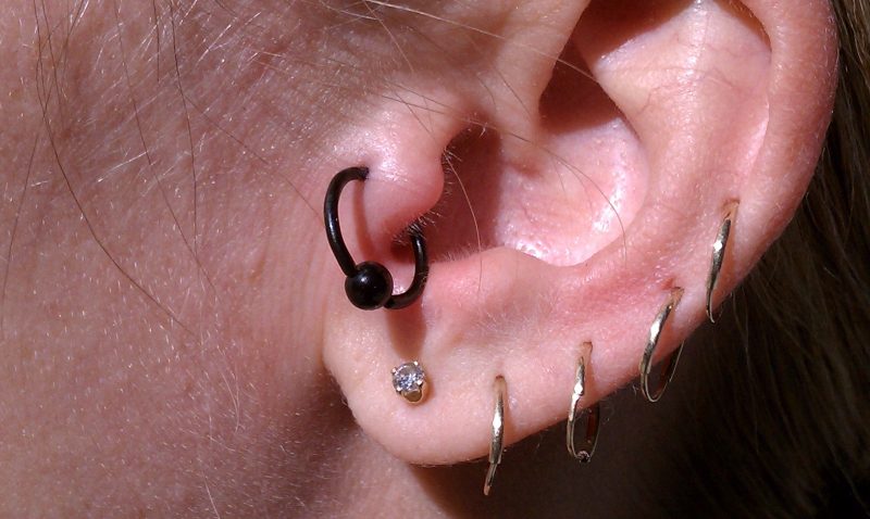 tragus piercing